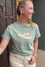 Load image into Gallery viewer, Metallic Spur Tee- DESERT GREEN
