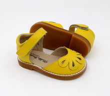 Load image into Gallery viewer, Petal Classic Mary Jane Shoe - Yellow
